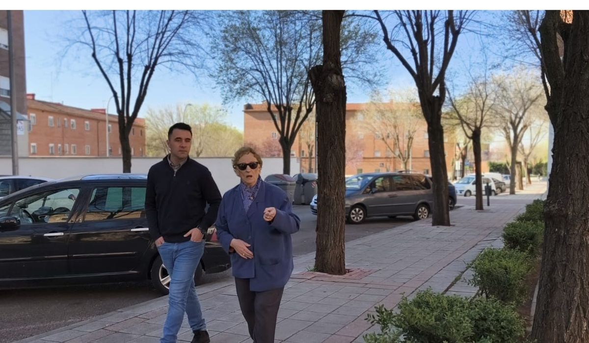 Vecinas del Alamín denuncian el mal estado de las aceras, la falta de limpieza y el abandono que sufre el barrio por el gobierno de Guarinos 2 Vecinas del Alamín denuncian el mal estado de las aceras, la falta de limpieza y el abandono que sufre el barrio por el gobierno de Guarinos