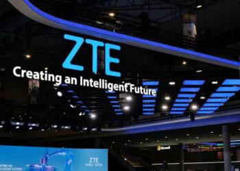 ZTE, proveedor internacional de telecomunicaciones, soluciones de tecnología empresarial y de consumo para Internet móvil y dispositivos, anuncia hoy unos ingresos de 16.790 millones de euros en 2025, lo que representa un aumento interanual del 10,4%. Según el informe financiero publicado por la compañía, el beneficio neto atribuible a los accionistas de la empresa alcanzó los 704 millones de euros, mientras que el beneficio neto después de partidas extraordinarias fue de 422 millones de euros. El Consejo ha propuesto distribuir un dividendo equivalente al 35% del beneficio neto atribuible a los accionistas. Fuerte impulso en el sector de la Informática y crecimiento en Hogar y Dispositivos En un contexto marcado por la rápida evolución de la inteligencia artificial (IA), ZTE continúa con su trabajo pionero en el área de Redes, con un aumento de su inversión, y un impulso de la innovación en las áreas de Informática, Hogar y Dispositivos Personales, al tiempo que avanza en el desarrollo de capacidades de IA full‑stack. El negocio de Informática experimentó un crecimiento especialmente destacado en 2025. Los ingresos aumentaron cerca de un 150% interanual, para conseguir un porcentaje del 24,6% del total de la compañía. Además, en cuota, los ingresos por servidores y almacenamiento crecieron más de un 200% interanual y las soluciones para centros de datos repuntaron un 50%. Los negocios de Hogar y Dispositivos Personales también mantuvieron un avance sólido, donde conjuntamente aportan el 25,3% de los ingresos totales. ZTE mantuvo una fuerte disciplina en I+D, donde destinó 2.853 millones de euros (alrededor del 17% de los ingresos) para reforzar su competitividad a largo plazo. Los ingresos del negocio con gobiernos y empresas se duplicaron interanualmente. ZTE registró un crecimiento continuo en sus mercados nacionales e internacionales en 2025, mientras avanza en su operación global y profundiza su presencia en China. _Los ingresos locales alcanzaron los 11.254 millones de euros, lo que representa el 67% de los ingresos totales, un 9,4% de subida interanual. _Por otra parte, los ingresos internacionales totalizaron 5.538 millones de euros, que representan el 33% de los ingresos totales y con un crecimiento de un 12,4% interanual. A través de sus tres segmentos de negocio, la compañía consolidó sus operaciones principales de Redes de Operadoras mientras aceleraba el desarrollo de su Negocio Gubernamental y Empresarial, además del Negocio de Consumo. _Redes de Operadoras generó ingresos de 7.883 millones de euros, lo que implica un 46,9% de los ingresos totales. En el mercado doméstico, los ingresos se vieron presionados por el descenso de la inversión en infraestructura de telecomunicaciones. La compañía respondió con una apuesta firme por su experiencia en productos inalámbricos y de red fija para apuntalar este segmento central, mientras avanzaba en proyectos de centros de datos en colaboración con los operadores. También invirtió en tecnologías evolutivas, como redes autónomas y redes ópticas de 10 gigabits, para sentar las bases de las redes del futuro. A nivel internacional, ZTE ejecutó de manera firme su enfoque en mercados estratégicos y operadores de telecomunicaciones de primer nivel, con un crecimiento de los continuos despliegues de 5G y fibra. _El negocio gubernamental y empresarial, por su parte, capitalizó el aumento de las inversiones en computación inteligente por parte de grandes empresas de Internet domésticas y clientes de industrias verticales, al tiempo que mejoraba la relación con clientes empresariales locales para apoyar sus operaciones bajo el cumplimiento de las normativas en el extranjero. Los ingresos del segmento se duplicaron interanualmente hasta los 4.667 millones de euros, impulsados por una fuerte demanda de productos de informática, como servidores entre cuentas clave, donde emerge el sector de informática como un motor principal del crecimiento general de los ingresos de la compañía. _El negocio de Consumo, centrado en impulsar dispositivos habilitados con IA para un amplio conjunto de casos de uso de consumo, registró ingresos de 4.241 millones de euros, un 4,4% más interanual con respecto a 2025. Destacado avance en las capacidades de ‘IA full-stack’. A medida que las tecnologías de IA continúan su evolución, la industria se dirige hacia una nueva era definida por la IA basada en tokens. Con una experiencia en el ámbito ICT de más de cuatro décadas, ZTE proporciona soluciones de IA diseñadas para mejorar la eficiencia de costes para clientes de todo el mundo. A través de la innovación integrada en Conectividad + Informática, la compañía apoya a las empresas en la mejora de la calidad y la eficiencia. ZTE avanza estratégicamente sus iniciativas de IA en cuatro sectores principales: Redes, Informática, Hogar y Dispositivos Personales. La compañía refuerza su base en Redes, posiciona Informática como motor principal de crecimiento y avanza en la innovación en Hogar y Dispositivos Personales. En conjunto, estos esfuerzos fortalecen la competitividad a largo plazo de la compañía. _En Redes, ZTE sitúa la IA como motor central de la evolución de sus redes. Innovaciones como la serie de soluciones AIR y las redes ópticas de 10 gigabits habilitadas con IA impulsan una conectividad de alta velocidad, convergente e inteligente, que permite escenarios de aplicación de IA más amplios. La compañía también avanza en fronteras clave como la convergencia de 6G e IA, redes integradas espacio‑aire‑tierra y tecnologías de comunicación y censado integrados (ISAC), que buscan avances en tecnologías de próxima generación. ZTE mantiene una presencia global estable, con posiciones competitivas fuertes: ocupa el segundo lugar mundial en estaciones base 5G, redes core 5G y productos de red fija, mientras que sus soluciones 5G RAN, redes core 5G, acceso óptico y transporte óptico reciben calificaciones como “líder” del sector. _En Informática, ZTE ha introducido un porfolio de soluciones de computación inteligente para múltiples escenarios, que incluyen el sistema Orthogonal Super‑Node de alta eficiencia con arquitectura innovadora, el dispositivo inteligente AiCube y la plataforma Co‑Sight Agent Factory. La multinacional acumula una amplia experiencia práctica en IA e informática inteligente. En colaboración con distintos socios, la compañía ha implementado múltiples iniciativas inteligentes en sectores como manufactura industrial, energía y gobernanza urbana que ayudan a los clientes a construir infraestructura informática inteligente eficiente y ecosistemas de aplicaciones de IA específicos por industria. _En Hogar y Dispositivos Personales, ZTE avanza en innovación basada en IA bajo su visión “IA para todos”. La compañía explora nuevos formatos de dispositivos impulsados por IA para permitir nuevos paradigmas de interacción humano‑dispositivo, que aceleran el desarrollo de un ecosistema de IA que cubra un amplio rango de escenarios de usuario. ZTE mantuvo su posición número uno a nivel global en 5G FWA y MBB. En 2025, los ingresos de estos segmentos crecieron de manera estable, con Dispositivos Personales con un crecimiento de dos dígitos. Así, las ventas internacionales de smartphones mantienen un fuerte impulso gracias a sus innovadores productos. En Hogar, la multinacional asiática integra la IA con nuevos formatos de terminales que impulsan la evolución de los dispositivos del hogar hacia hubs domésticos inteligentes. Sus dispositivos domésticos habilitados para computación y multipantalla soportan escenarios diversos, como cuidado de personas mayores, educación, entretenimiento o seguridad. En 2025, los envíos anuales de Dispositivos Domésticos superaron nuevamente los 100 millones de unidades. Los envíos acumulados de FTTR alcanzaron los 30 millones de unidades, que otorgan el liderazgo global en CPE PON, CPE Wi‑Fi 7 en niveles destacados del sector a nivel mundial y ventas de pantallas inteligentes de tamaño medio que superaron el millón de unidades. Además, las ventas de terminales Cloud PC superaron los 2 millones de unidades, con fuerte crecimiento que fortalece su posición líder en el mercado chino de terminales de escritorio en la nube. En Dispositivos Personales, ZTE se centra en dispositivos impulsados por IA, con el segmento gaming como un foco estratégico de crecimiento para impulsar la innovación de producto y la expansión del negocio. La compañía introdujo el buque insignia nubia Z80 Ultra y el plegable accesible nubia Flip 2, que apoyan estilos de vida integrados con IA para los usuarios más jóvenes. En colaboración con distintos socios, la compañía exploró un smartphone con agente IA pionero en la industria para permitir la orquestación de tareas entre aplicaciones y ofrecer una nueva experiencia de interacción inteligente. En el segmento gaming, RedMagic continúa en primera posición del mercado global de smartphones para e-Sports. Al mismo tiempo, la serie nubia Neo amplia su presencia en mercados internacionales, en regiones clave como el Sudeste Asiático, Latinoamérica, Oriente Medio y Europa. Los envíos anuales aumentaron un 150% interanual con un crecimiento notable en mercados como Filipinas, Indonesia, Colombia y Argentina. De cara al futuro, ZTE está comprometida con avanzar en su estrategia de Conectividad + Computación” con la IA como habilitador central. Guiada por su filosofía de “Sinergizar para un éxito compartido, con un gran impulso al crecimiento de calidad y rentabilidad”, la compañía mejorará su rentabilidad y resiliencia operativa. A través de una colaboración más estrecha con socios globales, ZTE aspira a fomentar la innovación y la sinergia del ecosistema para facilitar una transformación digital e inteligente inclusiva en todas las industrias.