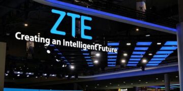 ZTE, proveedor internacional de telecomunicaciones, soluciones de tecnología empresarial y de consumo para Internet móvil y dispositivos, anuncia hoy unos ingresos de 16.790 millones de euros en 2025, lo que representa un aumento interanual del 10,4%. Según el informe financiero publicado por la compañía, el beneficio neto atribuible a los accionistas de la empresa alcanzó los 704 millones de euros, mientras que el beneficio neto después de partidas extraordinarias fue de 422 millones de euros. El Consejo ha propuesto distribuir un dividendo equivalente al 35% del beneficio neto atribuible a los accionistas. Fuerte impulso en el sector de la Informática y crecimiento en Hogar y Dispositivos En un contexto marcado por la rápida evolución de la inteligencia artificial (IA), ZTE continúa con su trabajo pionero en el área de Redes, con un aumento de su inversión, y un impulso de la innovación en las áreas de Informática, Hogar y Dispositivos Personales, al tiempo que avanza en el desarrollo de capacidades de IA full‑stack. El negocio de Informática experimentó un crecimiento especialmente destacado en 2025. Los ingresos aumentaron cerca de un 150% interanual, para conseguir un porcentaje del 24,6% del total de la compañía. Además, en cuota, los ingresos por servidores y almacenamiento crecieron más de un 200% interanual y las soluciones para centros de datos repuntaron un 50%. Los negocios de Hogar y Dispositivos Personales también mantuvieron un avance sólido, donde conjuntamente aportan el 25,3% de los ingresos totales. ZTE mantuvo una fuerte disciplina en I+D, donde destinó 2.853 millones de euros (alrededor del 17% de los ingresos) para reforzar su competitividad a largo plazo. Los ingresos del negocio con gobiernos y empresas se duplicaron interanualmente. ZTE registró un crecimiento continuo en sus mercados nacionales e internacionales en 2025, mientras avanza en su operación global y profundiza su presencia en China. _Los ingresos locales alcanzaron los 11.254 millones de euros, lo que representa el 67% de los ingresos totales, un 9,4% de subida interanual. _Por otra parte, los ingresos internacionales totalizaron 5.538 millones de euros, que representan el 33% de los ingresos totales y con un crecimiento de un 12,4% interanual. A través de sus tres segmentos de negocio, la compañía consolidó sus operaciones principales de Redes de Operadoras mientras aceleraba el desarrollo de su Negocio Gubernamental y Empresarial, además del Negocio de Consumo. _Redes de Operadoras generó ingresos de 7.883 millones de euros, lo que implica un 46,9% de los ingresos totales. En el mercado doméstico, los ingresos se vieron presionados por el descenso de la inversión en infraestructura de telecomunicaciones. La compañía respondió con una apuesta firme por su experiencia en productos inalámbricos y de red fija para apuntalar este segmento central, mientras avanzaba en proyectos de centros de datos en colaboración con los operadores. También invirtió en tecnologías evolutivas, como redes autónomas y redes ópticas de 10 gigabits, para sentar las bases de las redes del futuro. A nivel internacional, ZTE ejecutó de manera firme su enfoque en mercados estratégicos y operadores de telecomunicaciones de primer nivel, con un crecimiento de los continuos despliegues de 5G y fibra. _El negocio gubernamental y empresarial, por su parte, capitalizó el aumento de las inversiones en computación inteligente por parte de grandes empresas de Internet domésticas y clientes de industrias verticales, al tiempo que mejoraba la relación con clientes empresariales locales para apoyar sus operaciones bajo el cumplimiento de las normativas en el extranjero. Los ingresos del segmento se duplicaron interanualmente hasta los 4.667 millones de euros, impulsados por una fuerte demanda de productos de informática, como servidores entre cuentas clave, donde emerge el sector de informática como un motor principal del crecimiento general de los ingresos de la compañía. _El negocio de Consumo, centrado en impulsar dispositivos habilitados con IA para un amplio conjunto de casos de uso de consumo, registró ingresos de 4.241 millones de euros, un 4,4% más interanual con respecto a 2025. Destacado avance en las capacidades de ‘IA full-stack’. A medida que las tecnologías de IA continúan su evolución, la industria se dirige hacia una nueva era definida por la IA basada en tokens. Con una experiencia en el ámbito ICT de más de cuatro décadas, ZTE proporciona soluciones de IA diseñadas para mejorar la eficiencia de costes para clientes de todo el mundo. A través de la innovación integrada en Conectividad + Informática, la compañía apoya a las empresas en la mejora de la calidad y la eficiencia. ZTE avanza estratégicamente sus iniciativas de IA en cuatro sectores principales: Redes, Informática, Hogar y Dispositivos Personales. La compañía refuerza su base en Redes, posiciona Informática como motor principal de crecimiento y avanza en la innovación en Hogar y Dispositivos Personales. En conjunto, estos esfuerzos fortalecen la competitividad a largo plazo de la compañía. _En Redes, ZTE sitúa la IA como motor central de la evolución de sus redes. Innovaciones como la serie de soluciones AIR y las redes ópticas de 10 gigabits habilitadas con IA impulsan una conectividad de alta velocidad, convergente e inteligente, que permite escenarios de aplicación de IA más amplios. La compañía también avanza en fronteras clave como la convergencia de 6G e IA, redes integradas espacio‑aire‑tierra y tecnologías de comunicación y censado integrados (ISAC), que buscan avances en tecnologías de próxima generación. ZTE mantiene una presencia global estable, con posiciones competitivas fuertes: ocupa el segundo lugar mundial en estaciones base 5G, redes core 5G y productos de red fija, mientras que sus soluciones 5G RAN, redes core 5G, acceso óptico y transporte óptico reciben calificaciones como “líder” del sector. _En Informática, ZTE ha introducido un porfolio de soluciones de computación inteligente para múltiples escenarios, que incluyen el sistema Orthogonal Super‑Node de alta eficiencia con arquitectura innovadora, el dispositivo inteligente AiCube y la plataforma Co‑Sight Agent Factory. La multinacional acumula una amplia experiencia práctica en IA e informática inteligente. En colaboración con distintos socios, la compañía ha implementado múltiples iniciativas inteligentes en sectores como manufactura industrial, energía y gobernanza urbana que ayudan a los clientes a construir infraestructura informática inteligente eficiente y ecosistemas de aplicaciones de IA específicos por industria. _En Hogar y Dispositivos Personales, ZTE avanza en innovación basada en IA bajo su visión “IA para todos”. La compañía explora nuevos formatos de dispositivos impulsados por IA para permitir nuevos paradigmas de interacción humano‑dispositivo, que aceleran el desarrollo de un ecosistema de IA que cubra un amplio rango de escenarios de usuario. ZTE mantuvo su posición número uno a nivel global en 5G FWA y MBB. En 2025, los ingresos de estos segmentos crecieron de manera estable, con Dispositivos Personales con un crecimiento de dos dígitos. Así, las ventas internacionales de smartphones mantienen un fuerte impulso gracias a sus innovadores productos. En Hogar, la multinacional asiática integra la IA con nuevos formatos de terminales que impulsan la evolución de los dispositivos del hogar hacia hubs domésticos inteligentes. Sus dispositivos domésticos habilitados para computación y multipantalla soportan escenarios diversos, como cuidado de personas mayores, educación, entretenimiento o seguridad. En 2025, los envíos anuales de Dispositivos Domésticos superaron nuevamente los 100 millones de unidades. Los envíos acumulados de FTTR alcanzaron los 30 millones de unidades, que otorgan el liderazgo global en CPE PON, CPE Wi‑Fi 7 en niveles destacados del sector a nivel mundial y ventas de pantallas inteligentes de tamaño medio que superaron el millón de unidades. Además, las ventas de terminales Cloud PC superaron los 2 millones de unidades, con fuerte crecimiento que fortalece su posición líder en el mercado chino de terminales de escritorio en la nube. En Dispositivos Personales, ZTE se centra en dispositivos impulsados por IA, con el segmento gaming como un foco estratégico de crecimiento para impulsar la innovación de producto y la expansión del negocio. La compañía introdujo el buque insignia nubia Z80 Ultra y el plegable accesible nubia Flip 2, que apoyan estilos de vida integrados con IA para los usuarios más jóvenes. En colaboración con distintos socios, la compañía exploró un smartphone con agente IA pionero en la industria para permitir la orquestación de tareas entre aplicaciones y ofrecer una nueva experiencia de interacción inteligente. En el segmento gaming, RedMagic continúa en primera posición del mercado global de smartphones para e-Sports. Al mismo tiempo, la serie nubia Neo amplia su presencia en mercados internacionales, en regiones clave como el Sudeste Asiático, Latinoamérica, Oriente Medio y Europa. Los envíos anuales aumentaron un 150% interanual con un crecimiento notable en mercados como Filipinas, Indonesia, Colombia y Argentina. De cara al futuro, ZTE está comprometida con avanzar en su estrategia de Conectividad + Computación” con la IA como habilitador central. Guiada por su filosofía de “Sinergizar para un éxito compartido, con un gran impulso al crecimiento de calidad y rentabilidad”, la compañía mejorará su rentabilidad y resiliencia operativa. A través de una colaboración más estrecha con socios globales, ZTE aspira a fomentar la innovación y la sinergia del ecosistema para facilitar una transformación digital e inteligente inclusiva en todas las industrias.