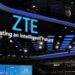 ZTE, proveedor internacional de telecomunicaciones, soluciones de tecnología empresarial y de consumo para Internet móvil y dispositivos, anuncia hoy unos ingresos de 16.790 millones de euros en 2025, lo que representa un aumento interanual del 10,4%. Según el informe financiero publicado por la compañía, el beneficio neto atribuible a los accionistas de la empresa alcanzó los 704 millones de euros, mientras que el beneficio neto después de partidas extraordinarias fue de 422 millones de euros. El Consejo ha propuesto distribuir un dividendo equivalente al 35% del beneficio neto atribuible a los accionistas. Fuerte impulso en el sector de la Informática y crecimiento en Hogar y Dispositivos En un contexto marcado por la rápida evolución de la inteligencia artificial (IA), ZTE continúa con su trabajo pionero en el área de Redes, con un aumento de su inversión, y un impulso de la innovación en las áreas de Informática, Hogar y Dispositivos Personales, al tiempo que avanza en el desarrollo de capacidades de IA full‑stack. El negocio de Informática experimentó un crecimiento especialmente destacado en 2025. Los ingresos aumentaron cerca de un 150% interanual, para conseguir un porcentaje del 24,6% del total de la compañía. Además, en cuota, los ingresos por servidores y almacenamiento crecieron más de un 200% interanual y las soluciones para centros de datos repuntaron un 50%. Los negocios de Hogar y Dispositivos Personales también mantuvieron un avance sólido, donde conjuntamente aportan el 25,3% de los ingresos totales. ZTE mantuvo una fuerte disciplina en I+D, donde destinó 2.853 millones de euros (alrededor del 17% de los ingresos) para reforzar su competitividad a largo plazo. Los ingresos del negocio con gobiernos y empresas se duplicaron interanualmente. ZTE registró un crecimiento continuo en sus mercados nacionales e internacionales en 2025, mientras avanza en su operación global y profundiza su presencia en China. _Los ingresos locales alcanzaron los 11.254 millones de euros, lo que representa el 67% de los ingresos totales, un 9,4% de subida interanual. _Por otra parte, los ingresos internacionales totalizaron 5.538 millones de euros, que representan el 33% de los ingresos totales y con un crecimiento de un 12,4% interanual. A través de sus tres segmentos de negocio, la compañía consolidó sus operaciones principales de Redes de Operadoras mientras aceleraba el desarrollo de su Negocio Gubernamental y Empresarial, además del Negocio de Consumo. _Redes de Operadoras generó ingresos de 7.883 millones de euros, lo que implica un 46,9% de los ingresos totales. En el mercado doméstico, los ingresos se vieron presionados por el descenso de la inversión en infraestructura de telecomunicaciones. La compañía respondió con una apuesta firme por su experiencia en productos inalámbricos y de red fija para apuntalar este segmento central, mientras avanzaba en proyectos de centros de datos en colaboración con los operadores. También invirtió en tecnologías evolutivas, como redes autónomas y redes ópticas de 10 gigabits, para sentar las bases de las redes del futuro. A nivel internacional, ZTE ejecutó de manera firme su enfoque en mercados estratégicos y operadores de telecomunicaciones de primer nivel, con un crecimiento de los continuos despliegues de 5G y fibra. _El negocio gubernamental y empresarial, por su parte, capitalizó el aumento de las inversiones en computación inteligente por parte de grandes empresas de Internet domésticas y clientes de industrias verticales, al tiempo que mejoraba la relación con clientes empresariales locales para apoyar sus operaciones bajo el cumplimiento de las normativas en el extranjero. Los ingresos del segmento se duplicaron interanualmente hasta los 4.667 millones de euros, impulsados por una fuerte demanda de productos de informática, como servidores entre cuentas clave, donde emerge el sector de informática como un motor principal del crecimiento general de los ingresos de la compañía. _El negocio de Consumo, centrado en impulsar dispositivos habilitados con IA para un amplio conjunto de casos de uso de consumo, registró ingresos de 4.241 millones de euros, un 4,4% más interanual con respecto a 2025. Destacado avance en las capacidades de ‘IA full-stack’. A medida que las tecnologías de IA continúan su evolución, la industria se dirige hacia una nueva era definida por la IA basada en tokens. Con una experiencia en el ámbito ICT de más de cuatro décadas, ZTE proporciona soluciones de IA diseñadas para mejorar la eficiencia de costes para clientes de todo el mundo. A través de la innovación integrada en Conectividad + Informática, la compañía apoya a las empresas en la mejora de la calidad y la eficiencia. ZTE avanza estratégicamente sus iniciativas de IA en cuatro sectores principales: Redes, Informática, Hogar y Dispositivos Personales. La compañía refuerza su base en Redes, posiciona Informática como motor principal de crecimiento y avanza en la innovación en Hogar y Dispositivos Personales. En conjunto, estos esfuerzos fortalecen la competitividad a largo plazo de la compañía. _En Redes, ZTE sitúa la IA como motor central de la evolución de sus redes. Innovaciones como la serie de soluciones AIR y las redes ópticas de 10 gigabits habilitadas con IA impulsan una conectividad de alta velocidad, convergente e inteligente, que permite escenarios de aplicación de IA más amplios. La compañía también avanza en fronteras clave como la convergencia de 6G e IA, redes integradas espacio‑aire‑tierra y tecnologías de comunicación y censado integrados (ISAC), que buscan avances en tecnologías de próxima generación. ZTE mantiene una presencia global estable, con posiciones competitivas fuertes: ocupa el segundo lugar mundial en estaciones base 5G, redes core 5G y productos de red fija, mientras que sus soluciones 5G RAN, redes core 5G, acceso óptico y transporte óptico reciben calificaciones como “líder” del sector. _En Informática, ZTE ha introducido un porfolio de soluciones de computación inteligente para múltiples escenarios, que incluyen el sistema Orthogonal Super‑Node de alta eficiencia con arquitectura innovadora, el dispositivo inteligente AiCube y la plataforma Co‑Sight Agent Factory. La multinacional acumula una amplia experiencia práctica en IA e informática inteligente. En colaboración con distintos socios, la compañía ha implementado múltiples iniciativas inteligentes en sectores como manufactura industrial, energía y gobernanza urbana que ayudan a los clientes a construir infraestructura informática inteligente eficiente y ecosistemas de aplicaciones de IA específicos por industria. _En Hogar y Dispositivos Personales, ZTE avanza en innovación basada en IA bajo su visión “IA para todos”. La compañía explora nuevos formatos de dispositivos impulsados por IA para permitir nuevos paradigmas de interacción humano‑dispositivo, que aceleran el desarrollo de un ecosistema de IA que cubra un amplio rango de escenarios de usuario. ZTE mantuvo su posición número uno a nivel global en 5G FWA y MBB. En 2025, los ingresos de estos segmentos crecieron de manera estable, con Dispositivos Personales con un crecimiento de dos dígitos. Así, las ventas internacionales de smartphones mantienen un fuerte impulso gracias a sus innovadores productos. En Hogar, la multinacional asiática integra la IA con nuevos formatos de terminales que impulsan la evolución de los dispositivos del hogar hacia hubs domésticos inteligentes. Sus dispositivos domésticos habilitados para computación y multipantalla soportan escenarios diversos, como cuidado de personas mayores, educación, entretenimiento o seguridad. En 2025, los envíos anuales de Dispositivos Domésticos superaron nuevamente los 100 millones de unidades. Los envíos acumulados de FTTR alcanzaron los 30 millones de unidades, que otorgan el liderazgo global en CPE PON, CPE Wi‑Fi 7 en niveles destacados del sector a nivel mundial y ventas de pantallas inteligentes de tamaño medio que superaron el millón de unidades. Además, las ventas de terminales Cloud PC superaron los 2 millones de unidades, con fuerte crecimiento que fortalece su posición líder en el mercado chino de terminales de escritorio en la nube. En Dispositivos Personales, ZTE se centra en dispositivos impulsados por IA, con el segmento gaming como un foco estratégico de crecimiento para impulsar la innovación de producto y la expansión del negocio. La compañía introdujo el buque insignia nubia Z80 Ultra y el plegable accesible nubia Flip 2, que apoyan estilos de vida integrados con IA para los usuarios más jóvenes. En colaboración con distintos socios, la compañía exploró un smartphone con agente IA pionero en la industria para permitir la orquestación de tareas entre aplicaciones y ofrecer una nueva experiencia de interacción inteligente. En el segmento gaming, RedMagic continúa en primera posición del mercado global de smartphones para e-Sports. Al mismo tiempo, la serie nubia Neo amplia su presencia en mercados internacionales, en regiones clave como el Sudeste Asiático, Latinoamérica, Oriente Medio y Europa. Los envíos anuales aumentaron un 150% interanual con un crecimiento notable en mercados como Filipinas, Indonesia, Colombia y Argentina. De cara al futuro, ZTE está comprometida con avanzar en su estrategia de Conectividad + Computación” con la IA como habilitador central. Guiada por su filosofía de “Sinergizar para un éxito compartido, con un gran impulso al crecimiento de calidad y rentabilidad”, la compañía mejorará su rentabilidad y resiliencia operativa. A través de una colaboración más estrecha con socios globales, ZTE aspira a fomentar la innovación y la sinergia del ecosistema para facilitar una transformación digital e inteligente inclusiva en todas las industrias.