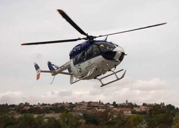 Un helicóptero sanitario evacúa de urgencia a un trabajador tras caer de un tejado en El Herrumblar