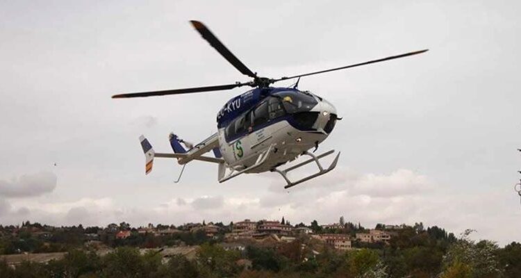 Un helicóptero sanitario evacúa de urgencia a un trabajador tras caer de un tejado en El Herrumblar