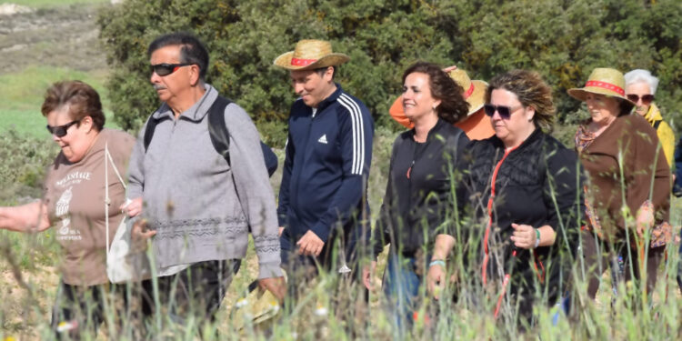 La Junta inicia en Almonacid del Marquesado las Rutas Senderistas para Mayores del año 2026 en la provincia de Cuenca