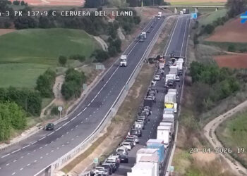 El vuelco de un tráiler obliga a cortar la autovía A-3 en Cervera del Llano en dirección Valencia