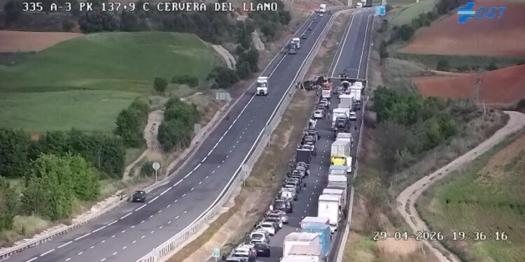 El vuelco de un tráiler obliga a cortar la autovía A-3 en Cervera del Llano en dirección Valencia