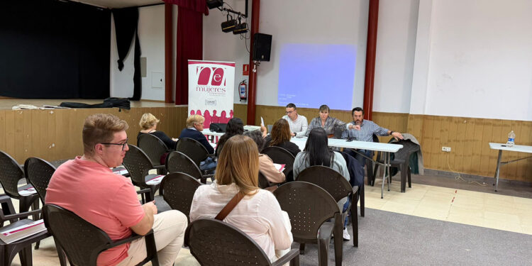 AMEP reúne a cerca de una decena de personas interesadas en emprender e invertir en la zona de Enguídanos