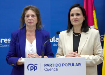 El Grupo Popular en la Diputación de Cuenca defenderá en el próximo pleno provincial una moción frente a la propuesta de regularización masiva de migrantes anunciada por el Gobierno central. Las diputadas Raquel Oliver y María Soledad Sánchez-Grande han argumentado que esta medida estatal carece de memoria económica y de debate parlamentario, advirtiendo que los ayuntamientos se convertirán en los "pagadores silenciosos" al tener que asumir los costes derivados en los servicios sociales, educativos y sanitarios locales. Según advierte la formación, aunque el Ejecutivo socialista estima unas 500.000 regularizaciones, los informes policiales elevarían la cifra a casi dos millones de personas, lo que propiciaría un efecto llamada aprovechado por las mafias. En un territorio con un saldo natural negativo y donde el 26% de la población supera los 65 años, la migración es un pilar indispensable para sostener sectores clave como el agrario y los cuidados. Actualmente, cerca del 15% de la población conquense es extranjera y contribuye a fijar población en el medio rural, motivo por el cual el Partido Popular exige una política ordenada. Las populares defienden que los procesos deben estar estrictamente vinculados al empleo para no generar injusticias frente a quienes llevan años esforzándose por integrarse, garantizando así que los municipios conquenses puedan mantener la calidad de sus servicios básicos. Contexto histórico y evolución El desafío burocrático de esta regularización extraordinaria lleva meses generando una honda preocupación logística en la provincia. En febrero de este mismo año, el sindicato CCOO ya alertó sobre el impacto directo de esta medida en Cuenca, exigiendo refuerzos urgentes para una oficina de Extranjería que describían como exhausta y desbordada ante la creciente presión asistencial. A nivel regional, las estimaciones oficiales de la Delegación del Gobierno apuntan a que entre 13.000 y 15.000 personas se beneficiarán de este proceso de regularización en Castilla-La Mancha, el cual tiene previsto culminar a finales del próximo mes de junio. La ofensiva del Partido Popular reabre además un fuerte enfrentamiento político en el ámbito territorial que se viene arrastrando desde el invierno. A principios de año, el PSOE conquense acusó a los populares de difundir bulos, defendiendo públicamente que el decreto de regularización aporta seguridad jurídica a los empresarios locales y aclarando que no beneficia a personas con antecedentes penales. La moción del PP busca ahora utilizar el pleno de la Diputación para consolidar un bloque institucional que reclame al Gobierno central los recursos económicos que los ayuntamientos necesitarán para absorber este cambio demográfico.