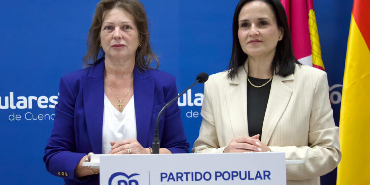 El Grupo Popular en la Diputación de Cuenca defenderá en el próximo pleno provincial una moción frente a la propuesta de regularización masiva de migrantes anunciada por el Gobierno central. Las diputadas Raquel Oliver y María Soledad Sánchez-Grande han argumentado que esta medida estatal carece de memoria económica y de debate parlamentario, advirtiendo que los ayuntamientos se convertirán en los "pagadores silenciosos" al tener que asumir los costes derivados en los servicios sociales, educativos y sanitarios locales. Según advierte la formación, aunque el Ejecutivo socialista estima unas 500.000 regularizaciones, los informes policiales elevarían la cifra a casi dos millones de personas, lo que propiciaría un efecto llamada aprovechado por las mafias. En un territorio con un saldo natural negativo y donde el 26% de la población supera los 65 años, la migración es un pilar indispensable para sostener sectores clave como el agrario y los cuidados. Actualmente, cerca del 15% de la población conquense es extranjera y contribuye a fijar población en el medio rural, motivo por el cual el Partido Popular exige una política ordenada. Las populares defienden que los procesos deben estar estrictamente vinculados al empleo para no generar injusticias frente a quienes llevan años esforzándose por integrarse, garantizando así que los municipios conquenses puedan mantener la calidad de sus servicios básicos. Contexto histórico y evolución El desafío burocrático de esta regularización extraordinaria lleva meses generando una honda preocupación logística en la provincia. En febrero de este mismo año, el sindicato CCOO ya alertó sobre el impacto directo de esta medida en Cuenca, exigiendo refuerzos urgentes para una oficina de Extranjería que describían como exhausta y desbordada ante la creciente presión asistencial. A nivel regional, las estimaciones oficiales de la Delegación del Gobierno apuntan a que entre 13.000 y 15.000 personas se beneficiarán de este proceso de regularización en Castilla-La Mancha, el cual tiene previsto culminar a finales del próximo mes de junio. La ofensiva del Partido Popular reabre además un fuerte enfrentamiento político en el ámbito territorial que se viene arrastrando desde el invierno. A principios de año, el PSOE conquense acusó a los populares de difundir bulos, defendiendo públicamente que el decreto de regularización aporta seguridad jurídica a los empresarios locales y aclarando que no beneficia a personas con antecedentes penales. La moción del PP busca ahora utilizar el pleno de la Diputación para consolidar un bloque institucional que reclame al Gobierno central los recursos económicos que los ayuntamientos necesitarán para absorber este cambio demográfico.