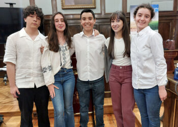 Alumnado de los IES Alejo Vera y Liceo Caracense ganan la fase provincial de la primera Liga regional de Debate Escolar