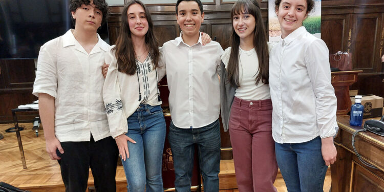 Alumnado de los IES Alejo Vera y Liceo Caracense ganan la fase provincial de la primera Liga regional de Debate Escolar