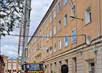 Bomberos y Policía aseguran la calle Juan Gómez de Mora en Cuenca tras desprenderse un canalón por el viento