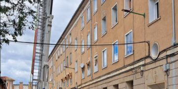 Bomberos y Policía aseguran la calle Juan Gómez de Mora en Cuenca tras desprenderse un canalón por el viento