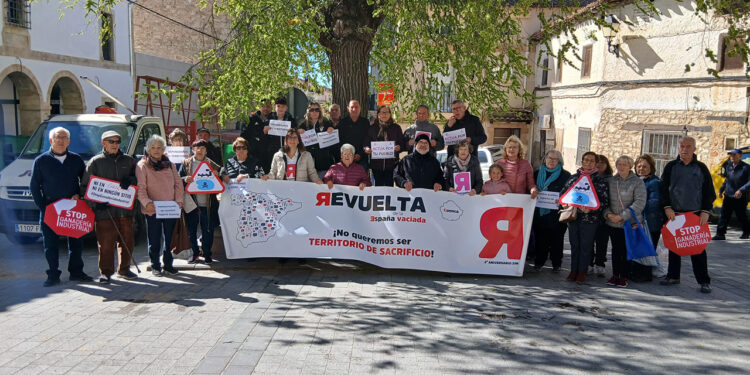 Campanadas contra el abandono decenas de pueblos en Cuenca y Guadalajara se plantan ante la falta de vivienda y la especulación energética