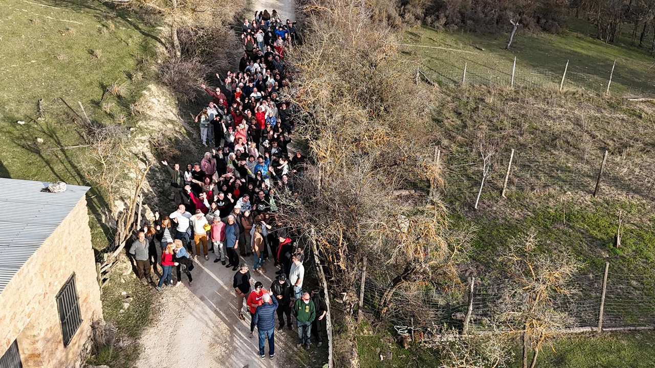 Cerca de 200 vecinos de Beamud reivindican el arreglo del camino rural que une su municipio con Valdemoro-Sierra 2 Cerca de 200 vecinos de Beamud reivindican el arreglo del camino rural que une su municipio con Valdemoro-Sierra