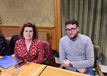 El Grupo Municipal Cuenca en Marcha – Unidas por Cuenca llevará al próximo Pleno del Ayuntamiento una moción para paralizar la implantación de plantas de biogás en el término municipal, ante el avance de este tipo de proyectos y sus posibles consecuencias sobre el territorio, la salud pública y la calidad de vida. La iniciativa plantea la suspensión cautelar inmediata de licencias urbanísticas para estas instalaciones hasta la aprobación del nuevo Plan de Ordenación Municipal (POM), así como la incorporación en este documento de una regulación estricta o incluso su prohibición expresa. Desde la formación denuncian que Castilla-La Mancha y la provincia de Cuenca están viviendo una auténtica avalancha de proyectos de biogás, muchos de ellos impulsados sin planificación territorial y con un fuerte rechazo vecinal en los municipios afectados. Alertan de que este modelo puede convertir el medio rural en un espacio de concentración de infraestructuras vinculadas al tratamiento de residuos. El concejal Pablo García ha sido tajante: “No queremos este tipo de proyectos en el término municipal de Cuenca. No encajan con el modelo de ciudad y de territorio que defendemos y generan más problemas que soluciones”. García ha criticado la falta de planificación: “Se están impulsando instalaciones con enormes impactos sin una estrategia clara, sin evaluar los efectos acumulativos y sin escuchar a la ciudadanía. Eso es inaceptable”. Asimismo, ha advertido de las consecuencias directas: “Hablamos de olores, de tráfico constante de camiones, de presión sobre carreteras y recursos hídricos, y de riesgos para suelos y acuíferos. No es desarrollo sostenible, es trasladar problemas al medio rural”. El edil ha insistido en que la transición energética “no puede servir de excusa para justificar cualquier proyecto. Defender las renovables también es poner límites y proteger a la población”. La moción también reclama a la Junta de Comunidades que deje de mirar hacia otro lado y garantice evaluaciones ambientales rigurosas, acumulativas y coordinadas, teniendo en cuenta el impacto real de estas plantas sobre el territorio. Por último, Pablo García ha llamado a situar el debate en el centro de la agenda pública: “Lo que está en juego es el modelo de ciudad y de provincia. O planificamos nosotros o nos lo imponen desde fuera”.