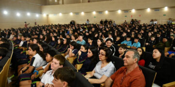 Cuenca ha sumado 525 nuevos ciberexpertos en una iniciativa impulsada por la Policía Nacional para formar a niños y niñas de educación primaria en una navegación segura por internet. La entrega de los nuevos carnés se ha celebrado hoy en un acto presidido por el comisario jefe Francisco Sánchez. En el encuentro han participado también el alcalde de Cuenca, Darío Dolz, y el concejal de Educación, Víctor M. Fernández, junto a numerosos representantes institucionales. El distintivo ha sido entregado a los centros de educación primaria de la ciudad que han participado en este programa. El objetivo de la iniciativa es dotar al alumnado de las herramientas necesarias para moverse con mayor seguridad en la red. Durante el acto, las autoridades presentes han sido las encargadas de hacer entrega de los carnés al alumnado asistente, en una cita centrada en la prevención y la formación digital desde edades tempranas.