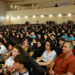 Cuenca ha sumado 525 nuevos ciberexpertos en una iniciativa impulsada por la Policía Nacional para formar a niños y niñas de educación primaria en una navegación segura por internet. La entrega de los nuevos carnés se ha celebrado hoy en un acto presidido por el comisario jefe Francisco Sánchez. En el encuentro han participado también el alcalde de Cuenca, Darío Dolz, y el concejal de Educación, Víctor M. Fernández, junto a numerosos representantes institucionales. El distintivo ha sido entregado a los centros de educación primaria de la ciudad que han participado en este programa. El objetivo de la iniciativa es dotar al alumnado de las herramientas necesarias para moverse con mayor seguridad en la red. Durante el acto, las autoridades presentes han sido las encargadas de hacer entrega de los carnés al alumnado asistente, en una cita centrada en la prevención y la formación digital desde edades tempranas.