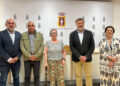El Ayuntamiento de Cuenca invertirá 700.000 euros para el inicio de la remodelación integral del barrio de Los Moralejos, cuya financiación provendrá del convenio firmado entre el Consistorio y el Gobierno de Castilla-La Mancha. Así lo ha anunciado el alcalde Darío Dolz en rueda de prensa junto al presidente de la Asociación de Vecinos, Francisco Ñíguez, y a los concejales de Mantenimiento Urbano y Coordinación Institucional, Saray Portillo, y de Barrios y Pedanías, Alberto Castellano. Dolz ha explicado que “es un paso más en nuestro compromiso, que ya estamos cumpliendo, de invertir en los barrios y mejorar la vida de la gente”, recordando ejemplos como La Paz, Tiradores, Cañadillas, Casablanca, Fuente del Oro o Cerro de la Estrella, entre muchos otros. Según el informe realizado, se ha cuantificado la rehabilitación integral en 2,2 millones de euros, de manera que “empezamos con un paquete inicial de 700.000 euros”. Se actuará así, de inicio, en aquellas calles en las que no se actuó en la intervención realizada hace años con el objeto de construir plataformas únicas, mejorando además la accesibilidad, y renovando las redes de saneamiento, abastecimiento…, así como en las escalinatas de acceso al barrio. Dolz ha agradecido a los vecinos de Los Moralejos su “paciencia y colaboración”, y ha puesto en valor “la cercanía, el diálogo y la participación vecinal para hacer un proyecto sólido y de futuro”. Por su parte, el presidente de la Asociación de Vecinos, Francisco Ñíguez, ha agradecido al Ayuntamiento “el esfuerzo que va a hacer”, con el deseo de que “las obras puedan empezar cuanto antes”. Cabe recordar que en septiembre de 2025 se suscribió el citado convenio entre Ayuntamiento y Junta por una cuantía superior a los seis millones de euros destinado a la remodelación de la zona centro, el cual incluía un anexo en el que se indicaba que si el Consistorio lograba fondos europeos para este fin “se podría redirigir parte de la cantidad comprometida a otras actuaciones de mutuo acuerdo entre las partes”. De este modo, una vez que el Ayuntamiento cuenta con la resolución definitiva de los Fondos EDIL, de los cuales se destinará una parte precisamente a la remodelación de la zona centro, el total de 700.000 euros que se destinarán a Los Moralejos saldrán del mencionado convenio.