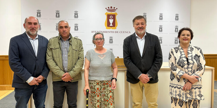 El Ayuntamiento de Cuenca invertirá 700.000 euros para el inicio de la remodelación integral del barrio de Los Moralejos, cuya financiación provendrá del convenio firmado entre el Consistorio y el Gobierno de Castilla-La Mancha. Así lo ha anunciado el alcalde Darío Dolz en rueda de prensa junto al presidente de la Asociación de Vecinos, Francisco Ñíguez, y a los concejales de Mantenimiento Urbano y Coordinación Institucional, Saray Portillo, y de Barrios y Pedanías, Alberto Castellano. Dolz ha explicado que “es un paso más en nuestro compromiso, que ya estamos cumpliendo, de invertir en los barrios y mejorar la vida de la gente”, recordando ejemplos como La Paz, Tiradores, Cañadillas, Casablanca, Fuente del Oro o Cerro de la Estrella, entre muchos otros. Según el informe realizado, se ha cuantificado la rehabilitación integral en 2,2 millones de euros, de manera que “empezamos con un paquete inicial de 700.000 euros”. Se actuará así, de inicio, en aquellas calles en las que no se actuó en la intervención realizada hace años con el objeto de construir plataformas únicas, mejorando además la accesibilidad, y renovando las redes de saneamiento, abastecimiento…, así como en las escalinatas de acceso al barrio. Dolz ha agradecido a los vecinos de Los Moralejos su “paciencia y colaboración”, y ha puesto en valor “la cercanía, el diálogo y la participación vecinal para hacer un proyecto sólido y de futuro”. Por su parte, el presidente de la Asociación de Vecinos, Francisco Ñíguez, ha agradecido al Ayuntamiento “el esfuerzo que va a hacer”, con el deseo de que “las obras puedan empezar cuanto antes”. Cabe recordar que en septiembre de 2025 se suscribió el citado convenio entre Ayuntamiento y Junta por una cuantía superior a los seis millones de euros destinado a la remodelación de la zona centro, el cual incluía un anexo en el que se indicaba que si el Consistorio lograba fondos europeos para este fin “se podría redirigir parte de la cantidad comprometida a otras actuaciones de mutuo acuerdo entre las partes”. De este modo, una vez que el Ayuntamiento cuenta con la resolución definitiva de los Fondos EDIL, de los cuales se destinará una parte precisamente a la remodelación de la zona centro, el total de 700.000 euros que se destinarán a Los Moralejos saldrán del mencionado convenio.