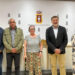 El Ayuntamiento de Cuenca invertirá 700.000 euros para el inicio de la remodelación integral del barrio de Los Moralejos, cuya financiación provendrá del convenio firmado entre el Consistorio y el Gobierno de Castilla-La Mancha. Así lo ha anunciado el alcalde Darío Dolz en rueda de prensa junto al presidente de la Asociación de Vecinos, Francisco Ñíguez, y a los concejales de Mantenimiento Urbano y Coordinación Institucional, Saray Portillo, y de Barrios y Pedanías, Alberto Castellano. Dolz ha explicado que “es un paso más en nuestro compromiso, que ya estamos cumpliendo, de invertir en los barrios y mejorar la vida de la gente”, recordando ejemplos como La Paz, Tiradores, Cañadillas, Casablanca, Fuente del Oro o Cerro de la Estrella, entre muchos otros. Según el informe realizado, se ha cuantificado la rehabilitación integral en 2,2 millones de euros, de manera que “empezamos con un paquete inicial de 700.000 euros”. Se actuará así, de inicio, en aquellas calles en las que no se actuó en la intervención realizada hace años con el objeto de construir plataformas únicas, mejorando además la accesibilidad, y renovando las redes de saneamiento, abastecimiento…, así como en las escalinatas de acceso al barrio. Dolz ha agradecido a los vecinos de Los Moralejos su “paciencia y colaboración”, y ha puesto en valor “la cercanía, el diálogo y la participación vecinal para hacer un proyecto sólido y de futuro”. Por su parte, el presidente de la Asociación de Vecinos, Francisco Ñíguez, ha agradecido al Ayuntamiento “el esfuerzo que va a hacer”, con el deseo de que “las obras puedan empezar cuanto antes”. Cabe recordar que en septiembre de 2025 se suscribió el citado convenio entre Ayuntamiento y Junta por una cuantía superior a los seis millones de euros destinado a la remodelación de la zona centro, el cual incluía un anexo en el que se indicaba que si el Consistorio lograba fondos europeos para este fin “se podría redirigir parte de la cantidad comprometida a otras actuaciones de mutuo acuerdo entre las partes”. De este modo, una vez que el Ayuntamiento cuenta con la resolución definitiva de los Fondos EDIL, de los cuales se destinará una parte precisamente a la remodelación de la zona centro, el total de 700.000 euros que se destinarán a Los Moralejos saldrán del mencionado convenio.
