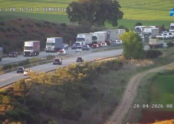 Dos personas han resultado heridas a primera hora de este lunes en un accidente de tráfico entre dos camiones a su paso por el municipio conquense de Honrubia. El siniestro se ha registrado a las 06:48 horas en la autovía A-3, según los datos facilitados por el Servicio de Emergencias 112 de Castilla-La Mancha. La colisión ha provocado el incendio inmediato de ambos vehículos pesados sobre la calzada. Ante la presencia de las llamas y la disposición de los camiones siniestrados, las autoridades han procedido a cortar por completo la circulación de la autovía en sentido Madrid. Antecedentes en la vía La autovía A-3 a su paso por la provincia de Cuenca constituye uno de los corredores logísticos fundamentales que conectan el Levante con el centro peninsular. El archivo de Liberal de Castilla muestra cómo este tramo del trazado conquense registra un volumen constante de incidentes relacionados con vehículos de gran tonelaje. Durante el último año, la hemeroteca refleja que las colisiones por alcance y las salidas de vía de camiones en este sector suelen requerir operativos complejos. La implicación de fuego en este tipo de accidentes obliga recurrentemente a realizar cortes totales de tráfico para garantizar la seguridad, un patrón que evidencia la vulnerabilidad de esta arteria principal ante siniestros de vehículos articulados.