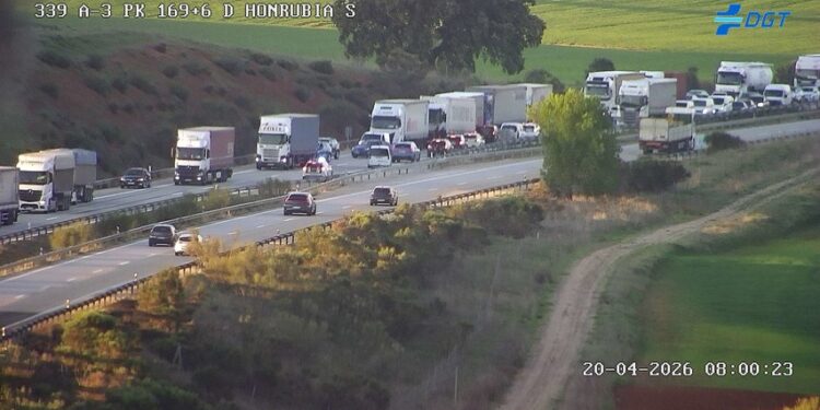 Dos personas han resultado heridas a primera hora de este lunes en un accidente de tráfico entre dos camiones a su paso por el municipio conquense de Honrubia. El siniestro se ha registrado a las 06:48 horas en la autovía A-3, según los datos facilitados por el Servicio de Emergencias 112 de Castilla-La Mancha. La colisión ha provocado el incendio inmediato de ambos vehículos pesados sobre la calzada. Ante la presencia de las llamas y la disposición de los camiones siniestrados, las autoridades han procedido a cortar por completo la circulación de la autovía en sentido Madrid. Antecedentes en la vía La autovía A-3 a su paso por la provincia de Cuenca constituye uno de los corredores logísticos fundamentales que conectan el Levante con el centro peninsular. El archivo de Liberal de Castilla muestra cómo este tramo del trazado conquense registra un volumen constante de incidentes relacionados con vehículos de gran tonelaje. Durante el último año, la hemeroteca refleja que las colisiones por alcance y las salidas de vía de camiones en este sector suelen requerir operativos complejos. La implicación de fuego en este tipo de accidentes obliga recurrentemente a realizar cortes totales de tráfico para garantizar la seguridad, un patrón que evidencia la vulnerabilidad de esta arteria principal ante siniestros de vehículos articulados.