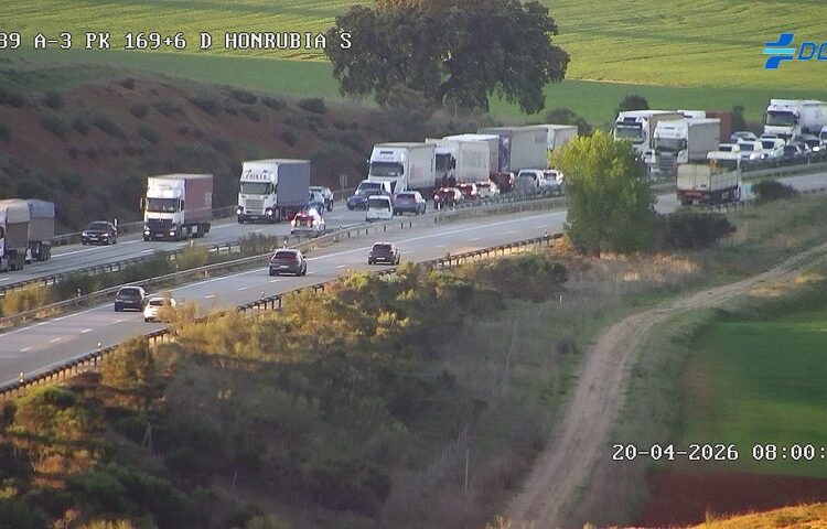Dos personas han resultado heridas a primera hora de este lunes en un accidente de tráfico entre dos camiones a su paso por el municipio conquense de Honrubia. El siniestro se ha registrado a las 06:48 horas en la autovía A-3, según los datos facilitados por el Servicio de Emergencias 112 de Castilla-La Mancha. La colisión ha provocado el incendio inmediato de ambos vehículos pesados sobre la calzada. Ante la presencia de las llamas y la disposición de los camiones siniestrados, las autoridades han procedido a cortar por completo la circulación de la autovía en sentido Madrid. Antecedentes en la vía La autovía A-3 a su paso por la provincia de Cuenca constituye uno de los corredores logísticos fundamentales que conectan el Levante con el centro peninsular. El archivo de Liberal de Castilla muestra cómo este tramo del trazado conquense registra un volumen constante de incidentes relacionados con vehículos de gran tonelaje. Durante el último año, la hemeroteca refleja que las colisiones por alcance y las salidas de vía de camiones en este sector suelen requerir operativos complejos. La implicación de fuego en este tipo de accidentes obliga recurrentemente a realizar cortes totales de tráfico para garantizar la seguridad, un patrón que evidencia la vulnerabilidad de esta arteria principal ante siniestros de vehículos articulados.