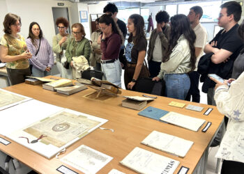 Un total de 13 alumnos y profesores del programa experiencial Gestión documental de los Archivos del Ejército de Tierra visitaron la semana pasada el Archivo del Ayuntamiento de Guadalajara. Se trata de alumnos universitarios que se están formando en el Archivo General Militar de Guadalajara, combinando una preparación teórica y práctica en materia de Archivos y gestión documental, en un entorno de alto valor histórico y patrimonial. El grupo fue recibido por el concejal responsable del Archivo, Roberto Narro y la directora del Archivo municipal, Teresa Martín, quien giró una visita guiada para los alumnos a la Sección de Archivo que mantiene un inventario general de los documentos que custodia. Esta base de datos, que incluye referencias desde 1251 y cuenta actualmente con más de 163.000 registros, es el principal instrumento de descripción del Archivo Municipal. El concejal del Archivo, Roberto Narro, subrayó durante el encuentro el papel que desempeña el Archivo Municipal de Guadalajara en la conservación de la memoria colectiva de la ciudad, destacando su función como servicio público, herramienta de investigación y garante de la transparencia administrativa. En este sentido, señaló la importancia de acercar los archivos a los estudiantes y a la ciudadanía, como espacios vivos vinculados al conocimiento, la historia y la identidad local. El Ayuntamiento de Guadalajara ha reiterado su apoyo a iniciativas formativas que contribuyen a la conservación del patrimonio documental y a la capacitación de futuros profesionales en el ámbito de los archivos, así como la voluntad de mantener la colaboración con el Archivo General Militar de Guadalajara.