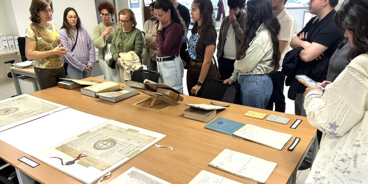 Un total de 13 alumnos y profesores del programa experiencial Gestión documental de los Archivos del Ejército de Tierra visitaron la semana pasada el Archivo del Ayuntamiento de Guadalajara. Se trata de alumnos universitarios que se están formando en el Archivo General Militar de Guadalajara, combinando una preparación teórica y práctica en materia de Archivos y gestión documental, en un entorno de alto valor histórico y patrimonial. El grupo fue recibido por el concejal responsable del Archivo, Roberto Narro y la directora del Archivo municipal, Teresa Martín, quien giró una visita guiada para los alumnos a la Sección de Archivo que mantiene un inventario general de los documentos que custodia. Esta base de datos, que incluye referencias desde 1251 y cuenta actualmente con más de 163.000 registros, es el principal instrumento de descripción del Archivo Municipal. El concejal del Archivo, Roberto Narro, subrayó durante el encuentro el papel que desempeña el Archivo Municipal de Guadalajara en la conservación de la memoria colectiva de la ciudad, destacando su función como servicio público, herramienta de investigación y garante de la transparencia administrativa. En este sentido, señaló la importancia de acercar los archivos a los estudiantes y a la ciudadanía, como espacios vivos vinculados al conocimiento, la historia y la identidad local. El Ayuntamiento de Guadalajara ha reiterado su apoyo a iniciativas formativas que contribuyen a la conservación del patrimonio documental y a la capacitación de futuros profesionales en el ámbito de los archivos, así como la voluntad de mantener la colaboración con el Archivo General Militar de Guadalajara.