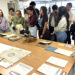 Un total de 13 alumnos y profesores del programa experiencial Gestión documental de los Archivos del Ejército de Tierra visitaron la semana pasada el Archivo del Ayuntamiento de Guadalajara. Se trata de alumnos universitarios que se están formando en el Archivo General Militar de Guadalajara, combinando una preparación teórica y práctica en materia de Archivos y gestión documental, en un entorno de alto valor histórico y patrimonial. El grupo fue recibido por el concejal responsable del Archivo, Roberto Narro y la directora del Archivo municipal, Teresa Martín, quien giró una visita guiada para los alumnos a la Sección de Archivo que mantiene un inventario general de los documentos que custodia. Esta base de datos, que incluye referencias desde 1251 y cuenta actualmente con más de 163.000 registros, es el principal instrumento de descripción del Archivo Municipal. El concejal del Archivo, Roberto Narro, subrayó durante el encuentro el papel que desempeña el Archivo Municipal de Guadalajara en la conservación de la memoria colectiva de la ciudad, destacando su función como servicio público, herramienta de investigación y garante de la transparencia administrativa. En este sentido, señaló la importancia de acercar los archivos a los estudiantes y a la ciudadanía, como espacios vivos vinculados al conocimiento, la historia y la identidad local. El Ayuntamiento de Guadalajara ha reiterado su apoyo a iniciativas formativas que contribuyen a la conservación del patrimonio documental y a la capacitación de futuros profesionales en el ámbito de los archivos, así como la voluntad de mantener la colaboración con el Archivo General Militar de Guadalajara.