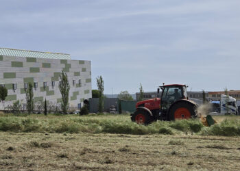 El Ayuntamiento de Azuqueca incorpora un nuevo tractor para reforzar los trabajos de mantenimiento en la ciudad