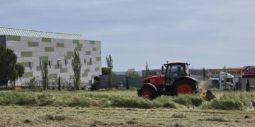 El Ayuntamiento de Azuqueca incorpora un nuevo tractor para reforzar los trabajos de mantenimiento en la ciudad