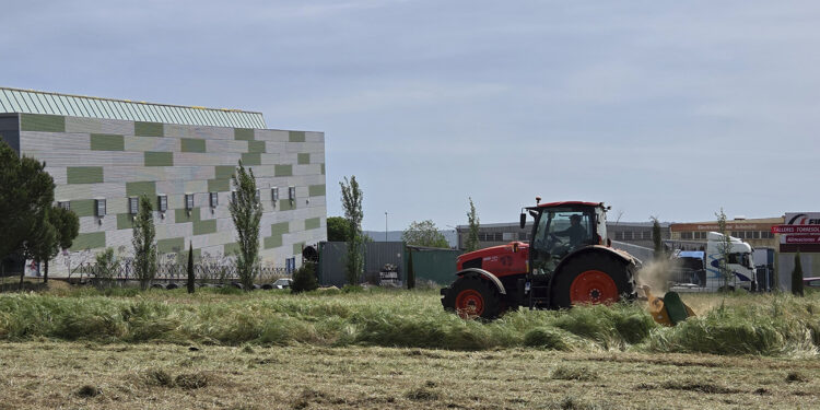 El Ayuntamiento de Azuqueca incorpora un nuevo tractor para reforzar los trabajos de mantenimiento en la ciudad