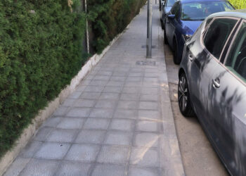 Se han reparado unos 70 metros de acera en la calle Valdemoma, que estaban en muy mal estado El Ayuntamiento de Cabanillas del Campo acaba de finalizar unos trabajos de reparación y renovación de un tramo de acerado de la calle Valdemoma, en concreto el que da acceso a instalaciones como el Centro Fitness Municipal y la Piscina Municipal de Verano. La renovación de este tramo de acera se hacía muy necesaria, por cuanto el solado anterior estaba completamente levantado y deteriorado a causa de las raíces de los árboles que había en el lugar, algo que ya estaban afectando incluso a las propias infraestructuras deportivas, esencialmente la depuradora de la Piscina. En concreto, se ha actuado sobre unos 100 metros cuadrados de superficie; en un tramo de acera de unos 70 metros de longitud, que va desde la entrada del Centro Fitness hasta la explanada de aparcamiento de la calle Valdemoma, y que tiene 1’40 m. de anchura. Se han eliminado los ejemplares que estaban causando los destrozos en infraestructuras públicas, y se ha renovado todo el solado y los bordillos del tramo de acera. La inversión total en esta actuación ha sido de unos 21.000 euros, sumando los trabajos de apeo y destoconado de los árboles (que ha ejecutado la mercantil “Aesnat”) y la eliminación de raíces y construcción de la nueva acera, que ha sido ejecutada por la empresa alcarreña “Raisa”. Cabe reseñar que, debido a la premura por la afección a infraestructuras, esta operación de renovación se ha ejecutado de modo urgente y de manera independiente al plan general de renovación de acerados que maneja el Ayuntamiento, que actuará en todo el municipio, y que, con más de medio millón de euros de inversión, se encuentra a punto de cerrar su procedimiento de adjudicación, para el que ya hay propuesta por parte de la Mesa de Contratación.