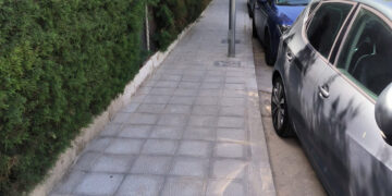 Se han reparado unos 70 metros de acera en la calle Valdemoma, que estaban en muy mal estado El Ayuntamiento de Cabanillas del Campo acaba de finalizar unos trabajos de reparación y renovación de un tramo de acerado de la calle Valdemoma, en concreto el que da acceso a instalaciones como el Centro Fitness Municipal y la Piscina Municipal de Verano. La renovación de este tramo de acera se hacía muy necesaria, por cuanto el solado anterior estaba completamente levantado y deteriorado a causa de las raíces de los árboles que había en el lugar, algo que ya estaban afectando incluso a las propias infraestructuras deportivas, esencialmente la depuradora de la Piscina. En concreto, se ha actuado sobre unos 100 metros cuadrados de superficie; en un tramo de acera de unos 70 metros de longitud, que va desde la entrada del Centro Fitness hasta la explanada de aparcamiento de la calle Valdemoma, y que tiene 1’40 m. de anchura. Se han eliminado los ejemplares que estaban causando los destrozos en infraestructuras públicas, y se ha renovado todo el solado y los bordillos del tramo de acera. La inversión total en esta actuación ha sido de unos 21.000 euros, sumando los trabajos de apeo y destoconado de los árboles (que ha ejecutado la mercantil “Aesnat”) y la eliminación de raíces y construcción de la nueva acera, que ha sido ejecutada por la empresa alcarreña “Raisa”. Cabe reseñar que, debido a la premura por la afección a infraestructuras, esta operación de renovación se ha ejecutado de modo urgente y de manera independiente al plan general de renovación de acerados que maneja el Ayuntamiento, que actuará en todo el municipio, y que, con más de medio millón de euros de inversión, se encuentra a punto de cerrar su procedimiento de adjudicación, para el que ya hay propuesta por parte de la Mesa de Contratación.