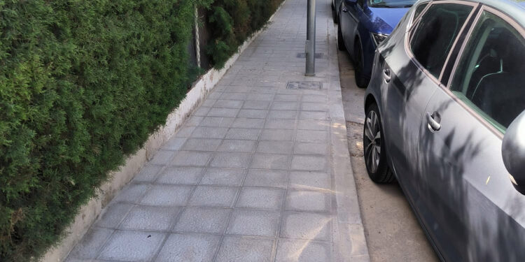 Se han reparado unos 70 metros de acera en la calle Valdemoma, que estaban en muy mal estado El Ayuntamiento de Cabanillas del Campo acaba de finalizar unos trabajos de reparación y renovación de un tramo de acerado de la calle Valdemoma, en concreto el que da acceso a instalaciones como el Centro Fitness Municipal y la Piscina Municipal de Verano. La renovación de este tramo de acera se hacía muy necesaria, por cuanto el solado anterior estaba completamente levantado y deteriorado a causa de las raíces de los árboles que había en el lugar, algo que ya estaban afectando incluso a las propias infraestructuras deportivas, esencialmente la depuradora de la Piscina. En concreto, se ha actuado sobre unos 100 metros cuadrados de superficie; en un tramo de acera de unos 70 metros de longitud, que va desde la entrada del Centro Fitness hasta la explanada de aparcamiento de la calle Valdemoma, y que tiene 1’40 m. de anchura. Se han eliminado los ejemplares que estaban causando los destrozos en infraestructuras públicas, y se ha renovado todo el solado y los bordillos del tramo de acera. La inversión total en esta actuación ha sido de unos 21.000 euros, sumando los trabajos de apeo y destoconado de los árboles (que ha ejecutado la mercantil “Aesnat”) y la eliminación de raíces y construcción de la nueva acera, que ha sido ejecutada por la empresa alcarreña “Raisa”. Cabe reseñar que, debido a la premura por la afección a infraestructuras, esta operación de renovación se ha ejecutado de modo urgente y de manera independiente al plan general de renovación de acerados que maneja el Ayuntamiento, que actuará en todo el municipio, y que, con más de medio millón de euros de inversión, se encuentra a punto de cerrar su procedimiento de adjudicación, para el que ya hay propuesta por parte de la Mesa de Contratación.