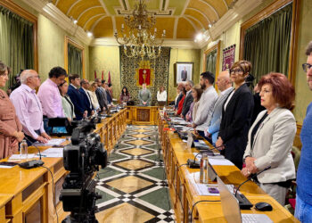 El Pleno municipal de abril del Ayuntamiento de Cuenca ha sacado adelante por unanimidad una modificación presupuestaria por un importe de 1,85 millones de euros para dar cobertura presupuestaria a proyectos de inversión en la ciudad. Entre ellos, el muro de Ramiro de Maeztu, para el que se incorporan 922.000 euros; el muro de Baltasar Porreño, con algo más de 640.000 euros; el edificio para consultorio médico y usos múltiples en Mohorte, con unos 35.000 euros que se añaden a la cuantía ya disponible de 227.000 euros; o la mejora de la red hidráulica en la zona de la playa artificial, con 112.500 euros, que se suman a los más de 626.000 euros con los que ya se contaba. Cuantías que proceden del remanente de Tesorería, tal y como ha explicado el concejal de Hacienda, Contratación, Seguridad Ciudadana y Promoción Económica, Juan Manuel Martínez Melero, para inversiones ya iniciadas de cara a su “correcta ejecución” y otras nuevas cuya ejecución no puede demorarse. Reglamento Regulador de Uso y Utilización de las Instalaciones Deportivas Municipales El Pleno municipal ha aprobado también de forma definitiva y tras la resolución de alegaciones el Reglamento Regulador de Uso y Utilización de las Instalaciones Deportivas Municipales con el objetivo de dar seguridad jurídica a los usuarios y al propio Ayuntamiento, como responsable de su gestión, adecuando su uso a la situación actual; así como para garantizar un buen uso de las instalaciones, y la convivencia y el respeto entre todas las personas que las utilizan.