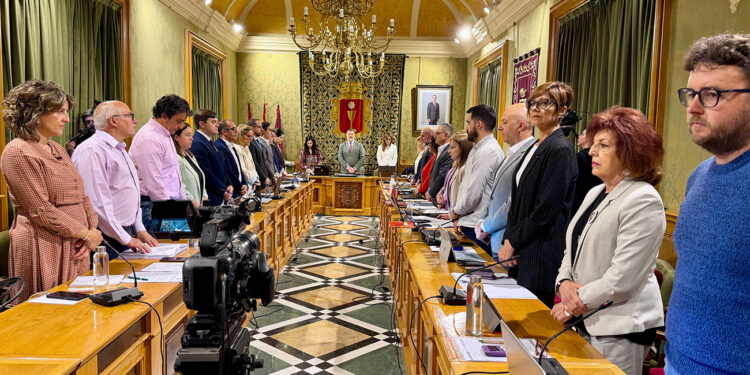 El Pleno municipal de abril del Ayuntamiento de Cuenca ha sacado adelante por unanimidad una modificación presupuestaria por un importe de 1,85 millones de euros para dar cobertura presupuestaria a proyectos de inversión en la ciudad. Entre ellos, el muro de Ramiro de Maeztu, para el que se incorporan 922.000 euros; el muro de Baltasar Porreño, con algo más de 640.000 euros; el edificio para consultorio médico y usos múltiples en Mohorte, con unos 35.000 euros que se añaden a la cuantía ya disponible de 227.000 euros; o la mejora de la red hidráulica en la zona de la playa artificial, con 112.500 euros, que se suman a los más de 626.000 euros con los que ya se contaba. Cuantías que proceden del remanente de Tesorería, tal y como ha explicado el concejal de Hacienda, Contratación, Seguridad Ciudadana y Promoción Económica, Juan Manuel Martínez Melero, para inversiones ya iniciadas de cara a su “correcta ejecución” y otras nuevas cuya ejecución no puede demorarse. Reglamento Regulador de Uso y Utilización de las Instalaciones Deportivas Municipales El Pleno municipal ha aprobado también de forma definitiva y tras la resolución de alegaciones el Reglamento Regulador de Uso y Utilización de las Instalaciones Deportivas Municipales con el objetivo de dar seguridad jurídica a los usuarios y al propio Ayuntamiento, como responsable de su gestión, adecuando su uso a la situación actual; así como para garantizar un buen uso de las instalaciones, y la convivencia y el respeto entre todas las personas que las utilizan.