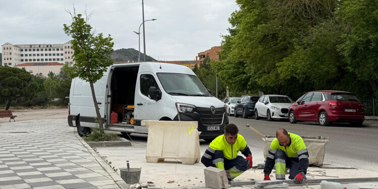 El Ayuntamiento de Cuenca continúa con el Plan de Mantenimiento Urbano arreglando el acerado en las inmediaciones del Parque de Santa Ana