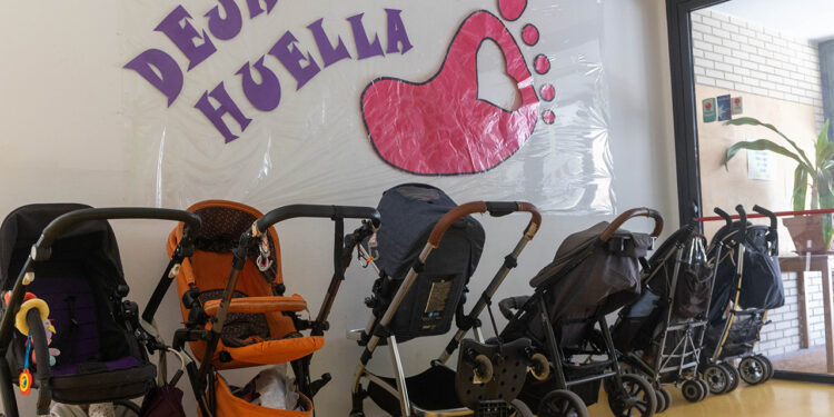 El Ayuntamiento de Guadalajara abrirá del 20 de abril al 13 de mayo de 2026 el plazo de solicitud de plazas para las Escuelas Infantiles Municipales, de cara al próximo curso escolar. Podrán optar a estas plazas los niños y niñas nacidos con anterioridad al 1 de mayo del año en curso, siempre que el menor y sus progenitores estén empadronados y residan en el municipio de Guadalajara, tal y como establecen las bases del proceso de admisión. Calendario del proceso de admisión El listado provisional de admitidos se publicará el 1 de junio, tanto en la página web del Ayuntamiento de Guadalajara como en los tablones de anuncios de las propias Escuelas Infantiles. El plazo de reclamaciones a esta lista provisional estará abierto del 2 al 12 de junio y se realizará preferentemente de forma telemática, o bien a través de cualquiera de los medios previstos en Procedimiento Administrativo Común de las Administraciones Públicas. Las listas definitivas se harán públicas el 22 de junio en la web municipal. Posteriormente, del 23 al 30 de junio, se procederá a la formalización de la matrícula, que se realizará con cita previa. Jornadas de puertas abiertas Con el fin de que las familias puedan conocer de primera mano las instalaciones y el proyecto educativo, se celebrarán jornadas de puertas abiertas, siempre previa cita, en los siguientes días y horarios: Escuela Infantil Alfanhuí • 22 de abril, a las 16:30 horas • 7 de mayo, a las 16:30 horas Escuela Infantil Los Manantiales • 23 de abril, a las 16:30 horas • 6 de mayo, a las 16:30 horas Las citas para asistir a las jornadas de puertas abiertas, así como para la formalización de matrícula deberán solicitarse en el teléfono 949 230 136 o en el correo electrónico escuelasinfantilesguadalajara@gmail.com. Para cualquier duda o consulta relacionada con el proceso de admisión, el Ayuntamiento ha habilitado el teléfono 949 010 350. Desde el Ayuntamiento de Guadalajara se anima a las familias a participar en este proceso y a conocer la oferta educativa municipal, que apuesta por una educación infantil de calidad como base del desarrollo personal y familiar. Reapertura del servicio Aula Corresponsables Además, el Ayuntamiento de Guadalajara informa de la reapertura del servicio Aula Corresponsables, que volverá a estar disponible a partir del próximo lunes 4 de mayo, en su espacio habitual del Centro Social Los Valles, manteniendo el mismo horario de atención, de 8:00 a 15:00 horas. El Aula Corresponsables está concebida como un recurso de apoyo a la conciliación familiar en momentos concretos, para atender situaciones puntuales, urgencias o necesidades esporádicas de las familias, y no como un servicio de atención continuada ni equivalente a una escuela infantil.