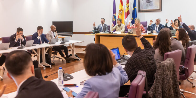 El Ayuntamiento reconoce a los funcionarios municipales jubilados por su entrega y vocación de servicio a Guadalajara