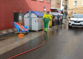 El Ayuntamiento refuerza los baldeos en acerados y calzadas por diferentes puntos de la ciudad tras Semana Santa