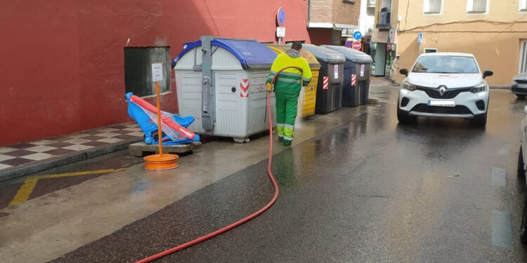 El Ayuntamiento refuerza los baldeos en acerados y calzadas por diferentes puntos de la ciudad tras Semana Santa