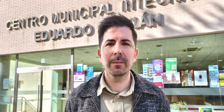 “Estamos en abril de 2026. Han pasado ya casi tres años desde el inicio de mandato de Ana Guarinos, tiempo más que suficiente para haber puesto en marcha con normalidad los órganos de participación ciudadana previstos por el propio Ayuntamiento. Si no se ha hecho, no es por falta de tiempo; es por falta de voluntad política”. Así de contundente se ha expresado esta mañana el concejal socialista en el Ayuntamiento, Ignacio de la Iglesia, en una atención a medios para presentar la moción que defenderá el Grupo Municipal este viernes, en el pleno municipal, exigiendo a Guarinos que reactive y convoque los consejos sectoriales de participación, que muchos de ellos no están ni constituidos. Garantizar la participación ciudadana, ha dicho De la Iglesia, “significa escuchar, atender y responder a la ciudadanía sobre la gestión municipal, y eso no se está haciendo. Guarinos prometió una forma de gobernar cercana y dialogante, pero la realidad está siendo muy distinta: puertas cerradas, órganos paralizados y una ciudadanía cada vez más alejada de las decisiones municipales”. De la Iglesia ha relatado que existen consejos sectoriales “que no se han constituido o que no se convocan con la regularidad necesaria. Hablamos de órganos tan importantes como Cultura, Diversidad, Medio Ambiente, Accesibilidad o Seguridad y Convivencia. También, ha hecho referencia a otros con escasa actividad, como el Consejo Director de Centros Sociales o el Consejo de Mayores; así como consejos de barrio “sin continuidad suficiente y, lo que es peor, sin respuestas eficaces a muchos de los problemas que trasladan vecinos y vecinas. No hay más que ver lo que ocurre con el barrio de la Colonia Sanz Vázquez. Con la señora Guarinos, los barrios hablan, pero el Ayuntamiento no responde, o no cumple”. Para el concejal socialista, “después de casi tres años de gobierno del PP de Guarinos con la ultraderecha de Vox, ya no estamos ante un simple retraso organizativo. Empieza a resultar evidente que no se convocan determinados órganos porque no quieren escuchar críticas, no quieren contrastar su gestión con la ciudadanía y no quieren abrir espacios donde se les exijan explicaciones”. Y De la Iglesia es claro en este sentido, “cuando no se reúne el Consejo de Cultura, se evita escuchar al sector cultural. Cuando no se convoca el de Medio Ambiente, se evita debatir sobre sostenibilidad. Cuando no se activa el de Diversidad o Accesibilidad, se evita escuchar a colectivos que reclaman derechos y mejoras. En definitiva, no convocar también es una forma de gobernar: gobernar sin debate, sin rendición de cuentas y sin participación real”. En este sentido el concejal socialista ha evidencia que esta paralización de los órganos de participación tiene que ver con las “diferencias evidentes en estas materias con los socios y socias de la ultraderecha de Vox; pero recordamos que Ana Guarinos es la última responsable de poner orden en la Casa Consistorial”. Guadalajara, ha puesto en valor Ignacio de la Iglesia, “cuenta con asociaciones culturales, vecinales, sociales, deportivas, juveniles, de mayores y entidades comprometidas que quieren aportar ideas y mejorar su ciudad, y cuando la señora Guarinos no convoca la participación, no solo silencia órganos consultivos; también empobrece las políticas públicas, pierde cercanía con la ciudadanía y debilita la confianza en las instituciones”. Acuerdos de la moción socialista La moción socialista insta a Guarinos a que constituya en el plazo máximo de tres meses todos los órganos pendientes; que se garantice una convocatoria regular de consejos sectoriales y de barrio; que se publique un calendario anual para que asociaciones y colectivos puedan organizarse; que exista un informe semestral de seguimiento; y que las propuestas ciudadanas tengan una respuesta real por parte del Ayuntamiento. “Guadalajara merece una alcaldesa que dialogue, que rinda cuentas y que crea en la participación ciudadana”, ha finalizado el concejal socialista.