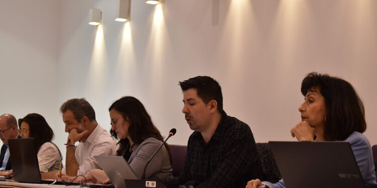 El PSOE critica que el gobierno de Guarinos califica de ‘chiringuitos’ los órganos de participación ciudadana, “y los menosprecia, cuando son garantía democrática”