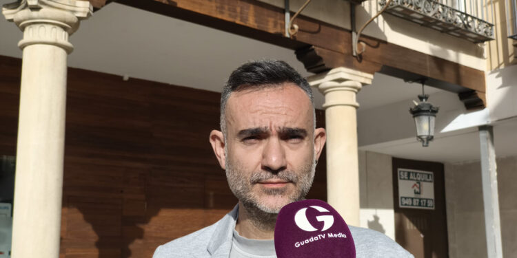 El PSOE demanda a Guarinos que se preocupe del mantenimiento de las escuelas y le urge a pedir las ayudas de la Junta para climatización