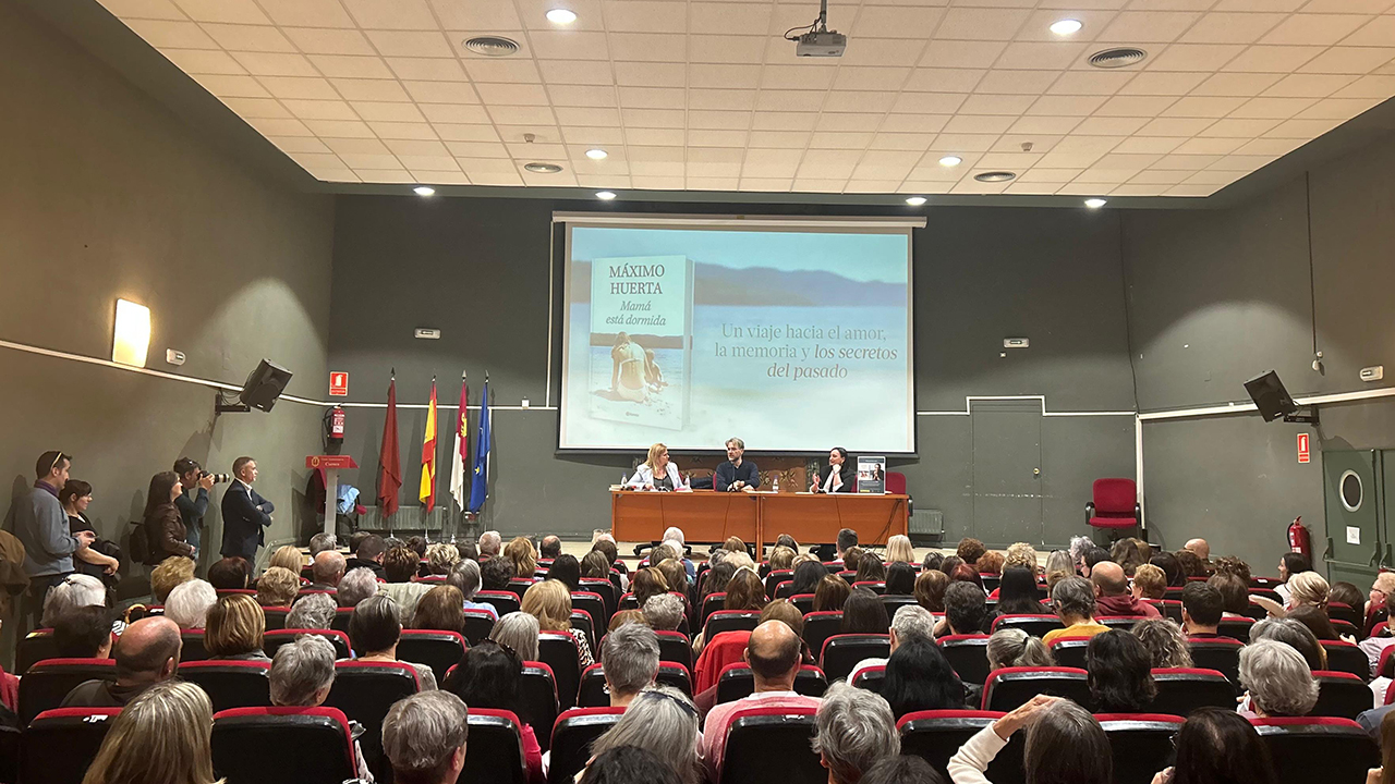 El Salón de Actos de Aguirre se quedó pequeño para recibir a Máximo Huerta en la presentación y firmas de su libro ‘Mamá está dormida’