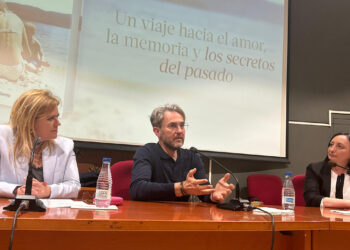 El Salón de Actos de Aguirre se quedó pequeño para recibir a Máximo Huerta en la presentación y firmas de su libro ‘Mamá está dormida’