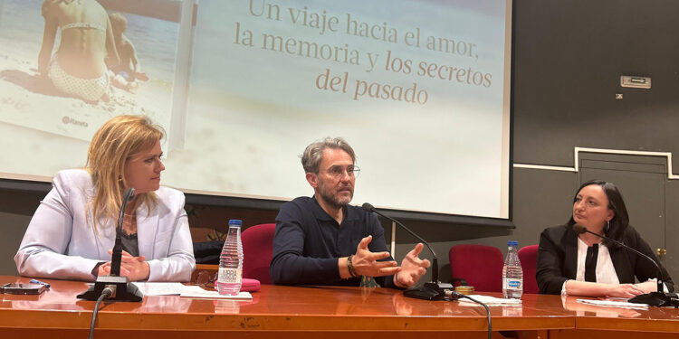 El Salón de Actos de Aguirre se quedó pequeño para recibir a Máximo Huerta en la presentación y firmas de su libro ‘Mamá está dormida’