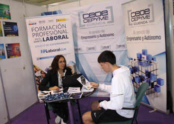 Esta iniciativa de la Confederación de Empresarios de Castilla-La Mancha en colaboración con las organizaciones provinciales está destinado a mejorar la competitividad de las empresas mediante la cualificación de las personas trabajadores y las competencias profesionales. El Servicio de Asesoramiento de FP en el ámbito Laboral de Castilla-La Mancha ha participado durante la semana pasada en la celebración de la Feria de Formación Profesional de Cuenca que se ha celebrado durante la semana pasada en el recinto ferial de La Hípica. Esta iniciativa de la Confederación de Empresarios de Castilla-La Mancha en colaboración con las organizaciones provinciales y que es gratuita gracias a la financiación de la Junta de Comunidades de Castilla-La Mancha y el ministerio de Trabajo y Economía Social, ha estado presente dentro del stand con el que contaba CEOE CEPYME Cuenca en esta feria. Así, ha tenido un espacio propio en un evento por el que han pasado 1.400 alumnos de distintos centros de Eso, Bachillerato y grados básicos de Castilla-La Mancha y donde han participado, 140 profesores de 17 centros y 16 empresas. Con su presencia en esta Feria de Formación Profesional de Cuenca, el Servicio de Asesoramiento FP en el ámbito laboral de Castilla-La Mancha sigue trabajando en la doble línea de mejorar la productividad y competitividad de las empresas mediante la cualificación de las personas trabajadoras y las competencias profesionales. FP en el ámbito laboral Este proyecto de CECAM también está implicado en propiciar empleabilidad de la población trabajadora y sirve para poder acreditar las competencias adquiridas tanto por la formación como por la experiencia, la accesibilidad a las tecnologías de la información y comunicación y la atención a los requerimientos del mercado de trabajo. Entre otras iniciativas que está poniendo en marcha FEP en el ámbito laboral está el procedimiento Acredita, la formación de oferta para personas trabajadoras ocupadas y desempleadas, la formación programada por las empresas parda sus trabajadores y los permisos individuales de formación (PIF). Asimismo, se trabaja en la formación modular para la cualificación y recualificación de la población activa, los proyectos de formación profesional y empleo en el seno de la empresa y la FP Dual, así como las prácticas profesionales no laborales. Esta iniciativa también aborda el contrato para la formación en alternancia, que incluye el contrato para la formación y el aprendizaje y la formación profesional dual, el contrato formativo para la obtención de la práctica profesional y el Plan de apoyo activo al empleo. Los alumnos que han pasado por esta feria han podido recabar información al respecto de este proyecto, una información que está a disposición de todos los interesados en la sede de la Confederación de Empresarios de Cuenca, en la calle Hermanos Becerril 34, y en el teléfono 969 21 33 15, preguntando por el Departamento de Formación.
